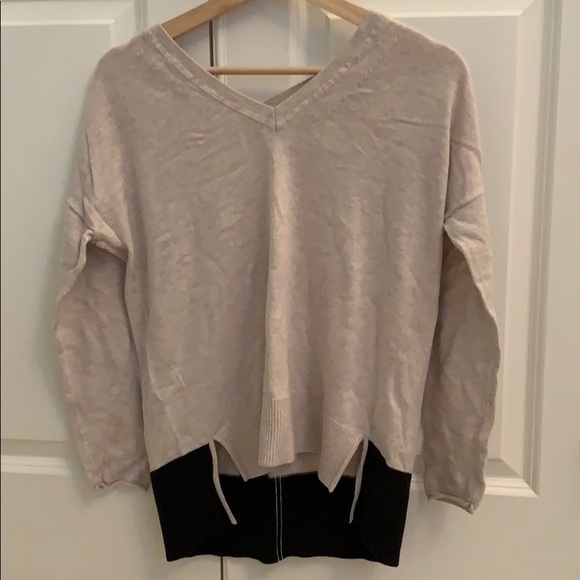 Banana Republic cream V-neck sweater - Picture 1 of 3